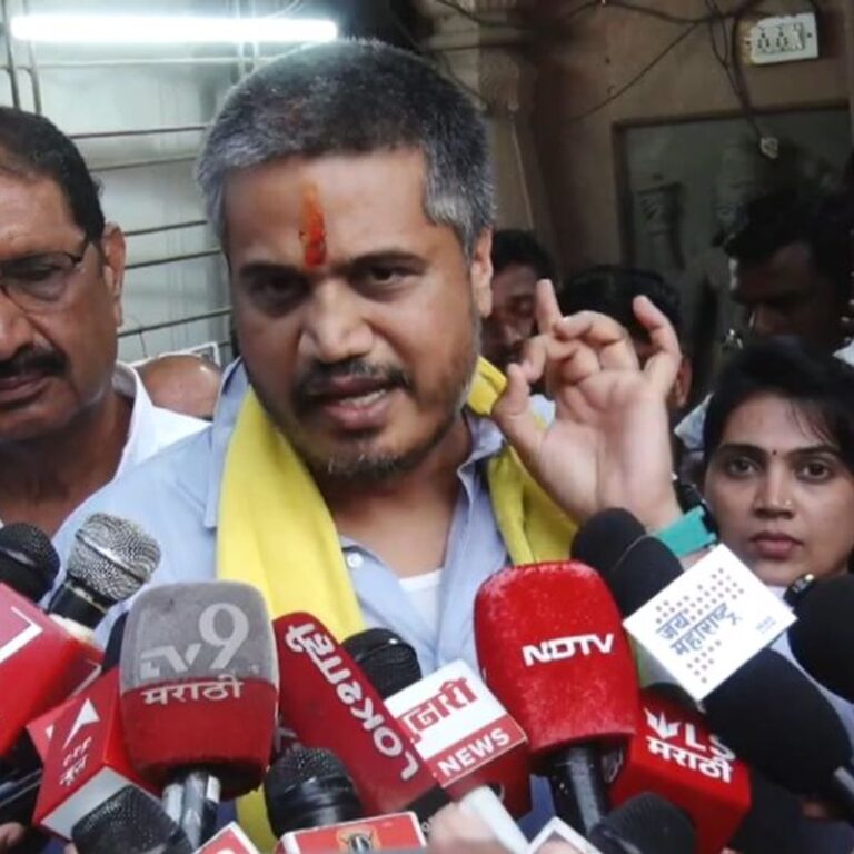 आषाढीच्या पूजेला येताय, जनाची नाही मनाची लाज वाटू द्या:रोहित पवारांचा मुख्यमंत्र्यांवर हल्लाबोल; शेतकऱ्यांचा विश्वासघात केल्याचा आरोप